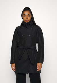 Czarna wodoodporna kurtka o podwójnym zapięciu, z regulowanym kapturem, wiązanym w pasie i zapinanymi na zamek kieszeniami. Gładka tekstura i lekka.