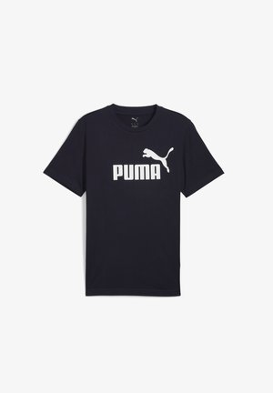 T-paita, jossa on tummansininen puuvilla ja suuri valkoinen "PUMA" -logo sekä hyppivä puuma -kuva etuosassa. Klassinen pyöreä kaula-aukko ja lyhyet hihat.