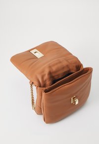 Tommy Hilfiger SOFT CROSSOVER - Sac bandoulière - cinnamon bark