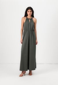 Vestido maxi em tecido verde escuro, apresentando um design de pescoço trançado e detalhe em fenda. O vestido possui uma cintura elástica e fendas laterais.