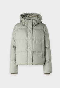 Veste matelassée gris clair avec capuche, fermeture éclair frontale recouverte d'une patte, cordons de serrage à la capuche et poches latérales.