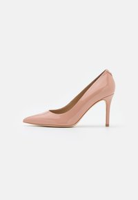 Escarpin à talons hauts en cuir verni rose, avec un bout pointu, un talon fin et une surface lisse ; design minimaliste sans accents supplémentaires.
