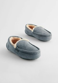 Graue Wildlederschuhe mit weicher beiger Innenausstattung. Flaches Design, Mokassin-Nähte und flexibler Gummisohle für Komfort.