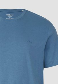 Blauw katoenen T-shirt met korte mouwen en ronde hals, s.Oliver-logo geborduurd op de borst en bedrukt maat- en merkinformatie aan de binnenkant van de kraag.