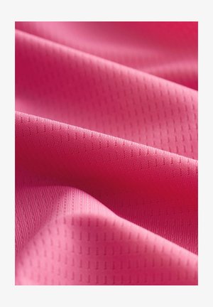 Spilgti rozā audums ar gludu faktūru, ar viegli izteiktiem rakstiem un mīkstiem salocījumiem, demonstrējot elastību un plūstošu izskatu.