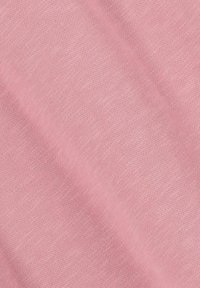 Tissu rose doux avec une texture tricot lisse, présentant un tissage uniforme et un léger éclat, idéal pour les vêtements ou les articles en tissu.