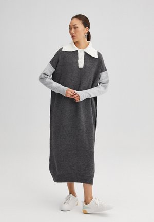 BUTTON DETAILED - Pletené šaty - black