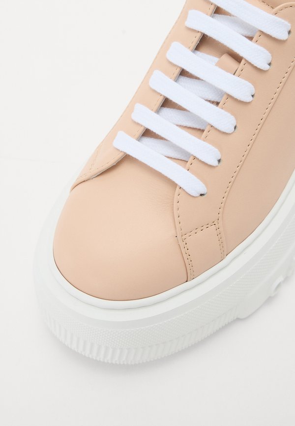 NEXUS - Trainers - spiaggia rosa2