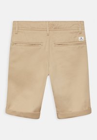 Khakishorts aus glattem Stoff mit zwei hinteren Einschubtaschen und umgeschlagenen Säumen. Ein kleines Markenetikett ist auf der Rückseite angenäht.