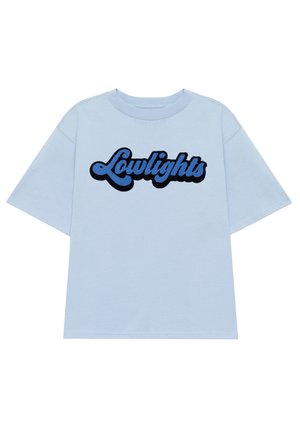 Lichtblauwe katoenen T-shirt met korte mouwen, met in het oog springende zwarte en blauwe geborduurde tekst "Lowlights" op de borst.