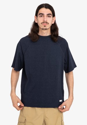 Marineblaue Kurzarm-T-Shirt aus weichem Stoff, mit rundem Halsausschnitt und Raglanärmeln, versehen mit einem Logo-Label am Saum.