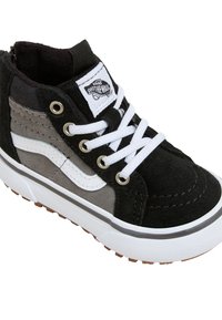 Zapatilla alta hecha de ante negro y gris, con detalles en blanco, cordones redondos, una etiqueta de marca en la lengüeta y una suela de goma texturizada.
