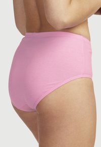Roze geribbelde hoge taille slipjes met een gladde textuur. Heeft een ronde uitsnede en een elastische tailleband voor comfort en een goede pasvorm.
