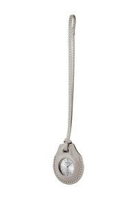Orologio rotondo in argento all'interno di una morbida custodia in pelle grigia chiara. Presenta un cinturino sottile e cuciture a contrasto. Design minimalista.