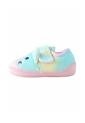 Des chaussons en forme de lapin, doux et bleu pastel, avec une semelle rose. Ils sont fabriqués en tissu pelucheux, avec une sangle en velcro et des détails faciaux brodés.
