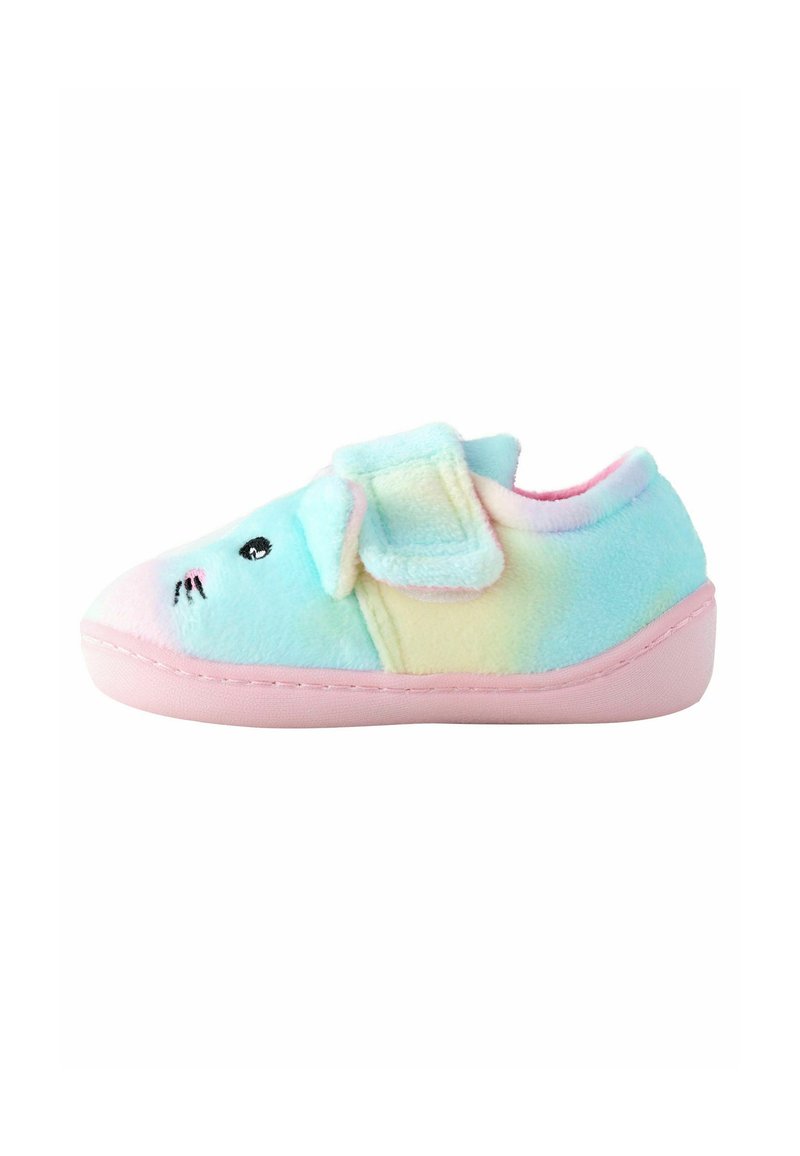 Des chaussons en forme de lapin, doux et bleu pastel, avec une semelle rose. Ils sont fabriqués en tissu pelucheux, avec une sangle en velcro et des détails faciaux brodés.