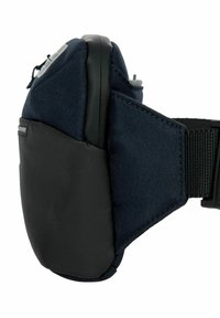 Marsupio in tessuto blu scuro con base in plastica nera, dotato di tasca laterale e cinturino regolabile per un indosso sicuro.