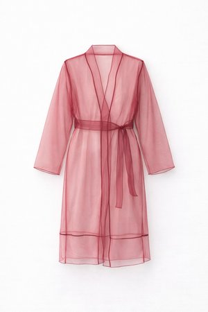 Áttetsző, térdig érő piros köntös hosszú ujjakkal, sálgallérral és derékpánttal, fehér háttér előtt kiállítva.