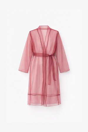 Áttetsző, térdig érő piros köntös hosszú ujjakkal, sálgallérral és derékpánttal, fehér háttér előtt kiállítva.