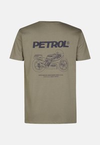 Oliwkowa bawełniana koszulka z krótkim rękawem, z niebieską grafiką motocykla i napisem "PETROL" nadrukowanym na plecach.
