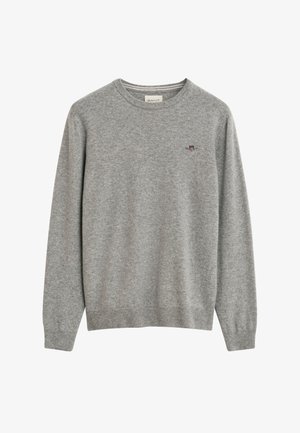 Suéter gris claro hecho de un suave material de punto. Presenta un cuello redondo, puños y dobladillo acanalados, y un pequeño logo en el pecho. Corte estándar.