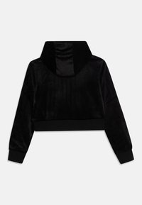 Felpa nera corta in morbido velluto, con cappuccio e polsini a coste. Texture liscia con dettagli di design minimalisti.