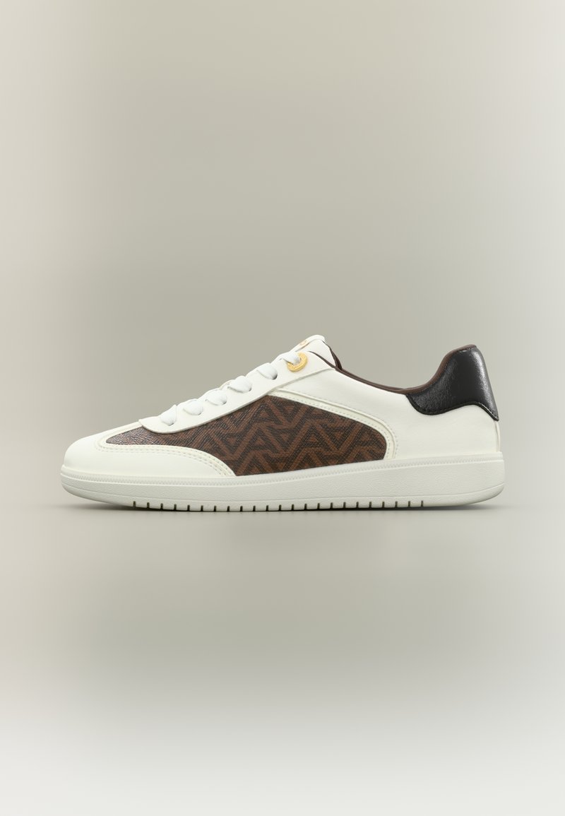 Baskets blanches avec panneau latéral marron à motif, talon noir, lacets blancs et œillets dorés sur un fond neutre.