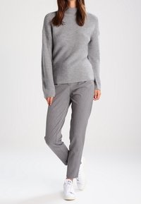 KIOMI Strickpullover - mottled grey
