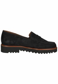 Mocassin en daim noir avec bordure marron et semelle épaisse noire à rainures, doté d'une bride classique à la mode penny sur le dessus.