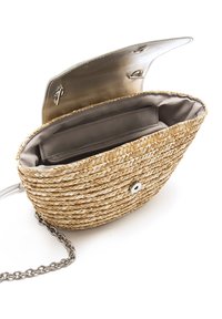 Borsa a tracolla intrecciata in paglia con interno in tessuto beige, scomparto con zip, chiusura magnetica e tracolla a catena argentata su sfondo bianco.