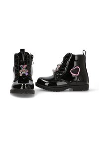 Botas de lluvia de charol negro hasta el tobillo con cordones en la parte delantera, adornos de osos coloridos y un parche de corazón rosa en el lateral. Suela plana y cierre con cremallera.