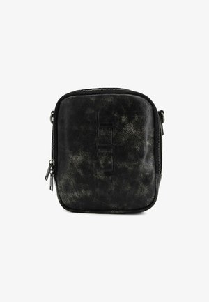 Borsa a tracolla nera in ecopelle con superficie texture, chiusura con zip e logo in rilievo sul fronte. Forma quadrata compatta.