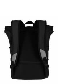 Mochila negra hecha de tela duradera, con correas acolchadas, textura de malla en la parte posterior, acentos reflectantes y un bolsillo con cremallera en la parte inferior.