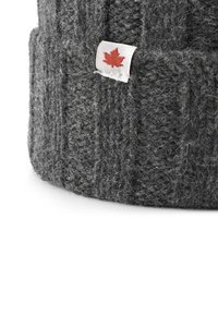 Cappello in maglia grigia realizzato in lana con un motivo texturizzato. Presenta un piccolo etichetta bianca con un emblema a foglia d'acero rossa.