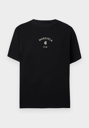 Tricou negru cu mâneci scurte și guler rotund, având inscripția albă „MARGIELA 6 EST 1997” centrată pe piept.