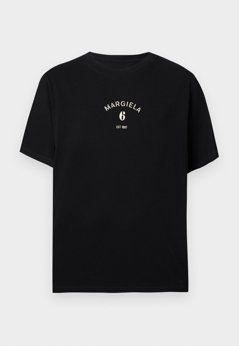 Schwarzes kurzärmeliges T-Shirt mit rundem Ausschnitt, auf der Brust mittig mit weißem Text "MARGIELA 6 EST 1997" bedruckt.