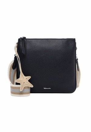 Melnas teksturētas ādas plecu soma ar plašu gaiši brūnu un pelēku svītrainu auduma lenti un gaiši brūnu zvaigznes formas piekariņu ar kniedēm.