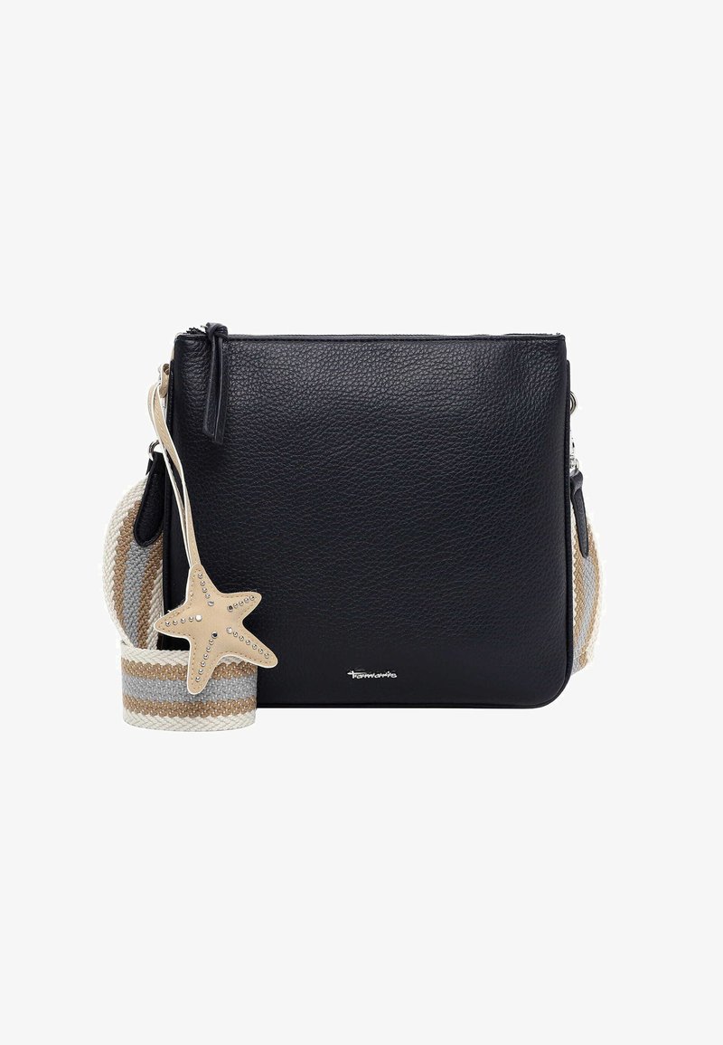 Sac bandoulière en cuir noir texturé avec une large sangle en tissu beige et gris à rayures et un pendentif beige en forme d'étoile avec des clous.