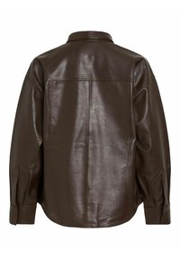 Veste en cuir marron avec un dos structuré, un col pointu et des poches latérales. Elle présente une texture lisse et une coupe légèrement oversize.