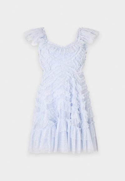 Vestido azul claro con tirantes rizados, tejido texturizado, diseño en capas y acentos de lunares. Dobladillo acampanado con volantes por toda la prenda.