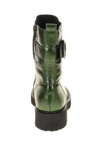 Groene lakleren enkellaars met een chunky zwarte zool, zijrits en een verstelbare band met een ronde gesp op de achterkant.