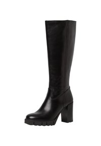 Bota negra hasta la rodilla hecha de cuero suave, con un tacón cuadrado grueso y una suela texturizada para mayor agarre. Costuras decorativas a lo largo del cañón.