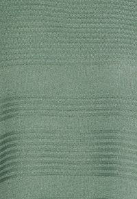Maglione lavorato a maglia di colore verde chiaro con motivo a righe testurizzate, caratterizzato da sezioni alternate lisce e a coste per un interesse visivo.