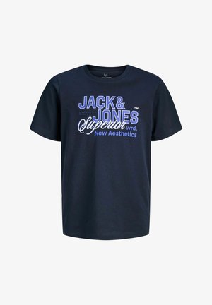 Maglietta in cotone blu navy con testo audace in bianco e blu: "JACK & JONES Superior wrd. New Aesthetics," con scollo rotondo e maniche corte.