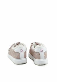 Zapatillas de velcro en ante rosa claro con forro suave, presentan un talón blanco y un patrón de estrellas doradas. Suela de goma blanca.