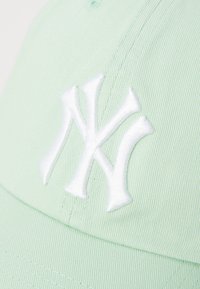 Mentazöld baseball sapka, kiemelkedő fehér hímzett NY logóval. Texturált anyag, látható varrásokkal és ívelt napellenzővel.