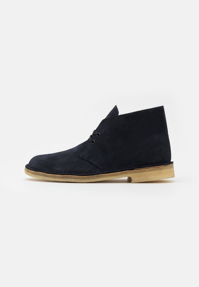 DESERT BOOT - Sportieve veterschoenen - ink