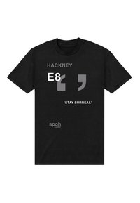 Černé bavlněné tričko s textem "HACKNEY E8" a "'STAY SURREAL'" v různých typech písma a velikostech. Obsahuje logo "apoh London".