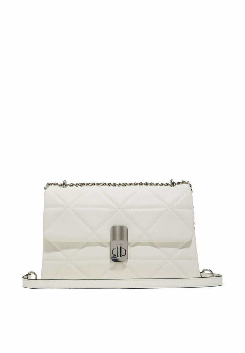 Borsa in pelle bianca trapuntata con tracolla in catena argentata, caratterizzata da una chiusura metallica rettangolare e una forma strutturata. Texture liscia con motivo diagonale.