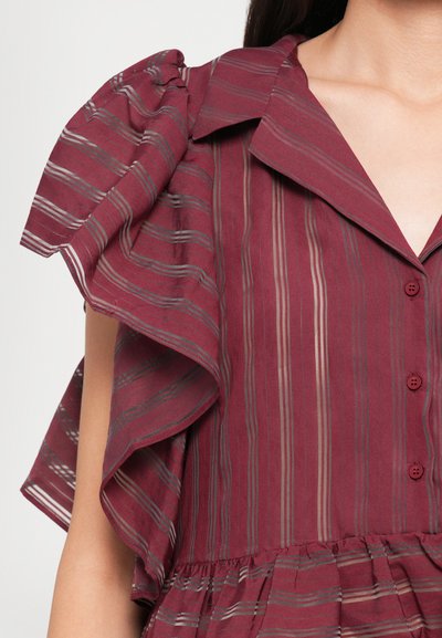 Bordeaux knopenjurk met verticale strepen in grijs en wit, ruches aan de korte mouwen, een getailleerde taille en een uitlopende rok.